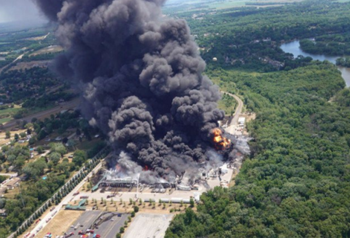 リチウムイオン電池倉庫火災（総務省消防庁資料から引用）の画像